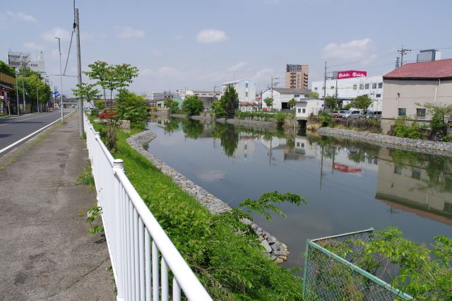 運河の様子（後方）。鉄道や車と比べ現在は静かになった水運の路。