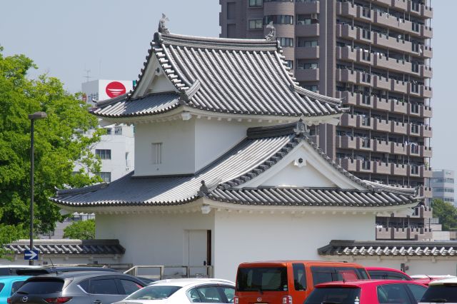 駐車場の先に東隅櫓があります。