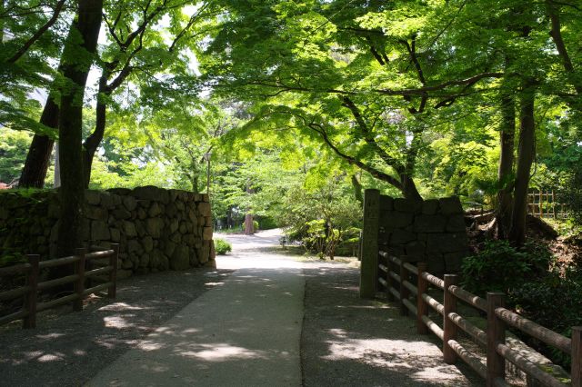 西側には太鼓門跡。この先は天守が見える持仏堂曲輪です（岡崎城のページ参照）。