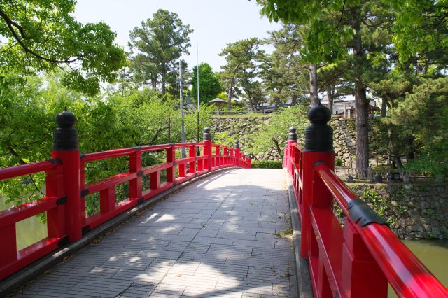 神橋を渡ります。正面には天守があります。