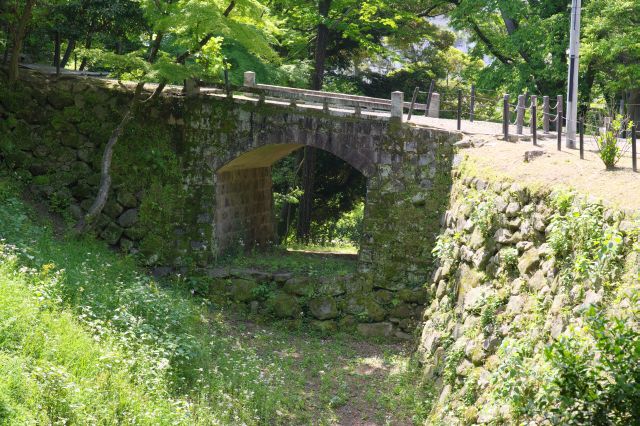 奥には天守に向かう廊下橋。独特の穴のような形が見えます。