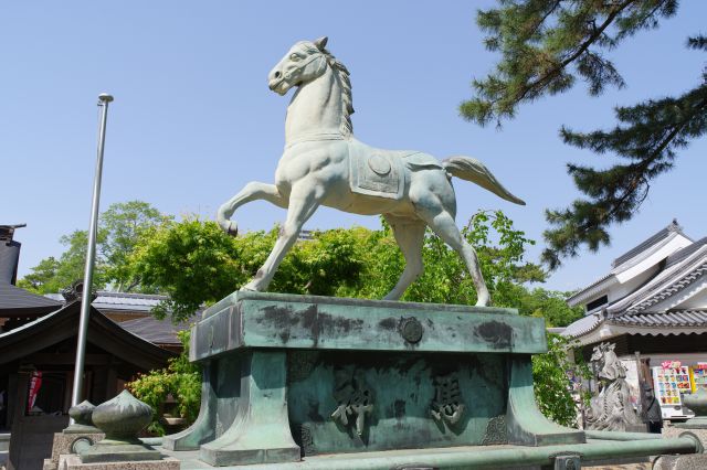 神馬の像があります。