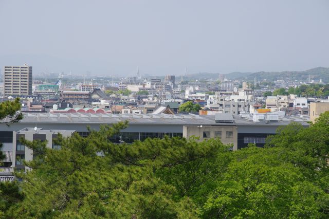 手前にりぶら岡崎市図書館交流プラザが横たわります。