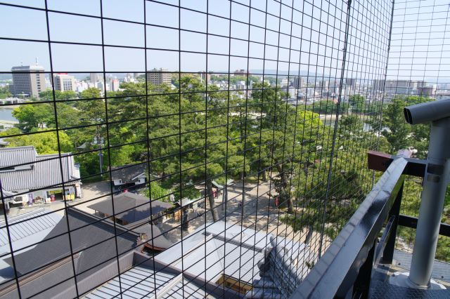 龍城神社前の広場。川の向こうの市街地。