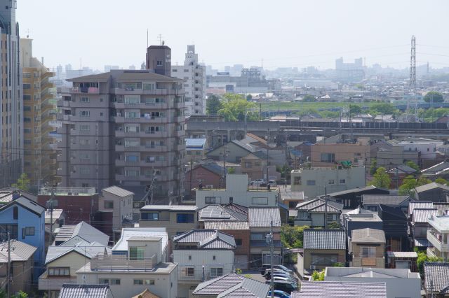 愛知環状鉄道の中岡崎駅周辺。左には名鉄の岡崎公園前駅。