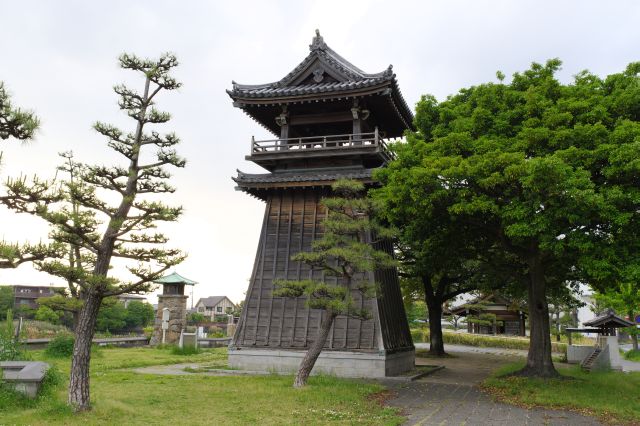 公園の中心部へ、時の鐘という鐘楼があります。