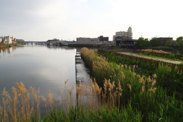 船着き場跡があります。静かで潮の香り、カモメの声。現在は堀川と両岸の陸地が続きます。