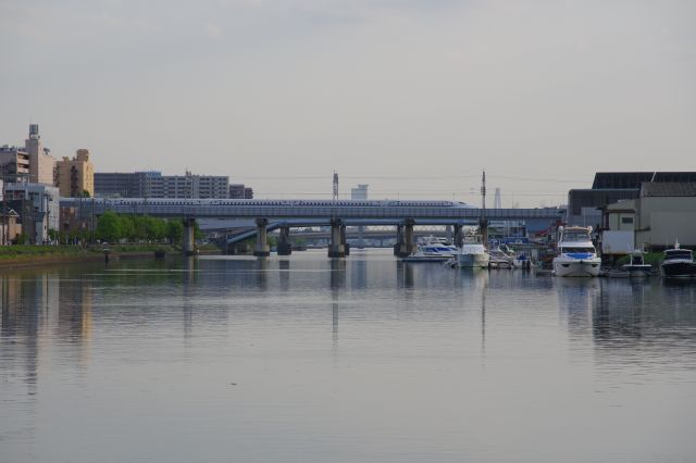 目前を高速で行き交う新しい「東海道」の新幹線。