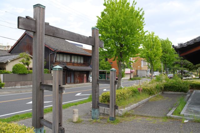 小屋の道路側に冠木門があり雰囲気を出します。