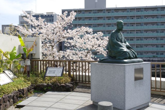 芭蕉翁像の周辺の様子。