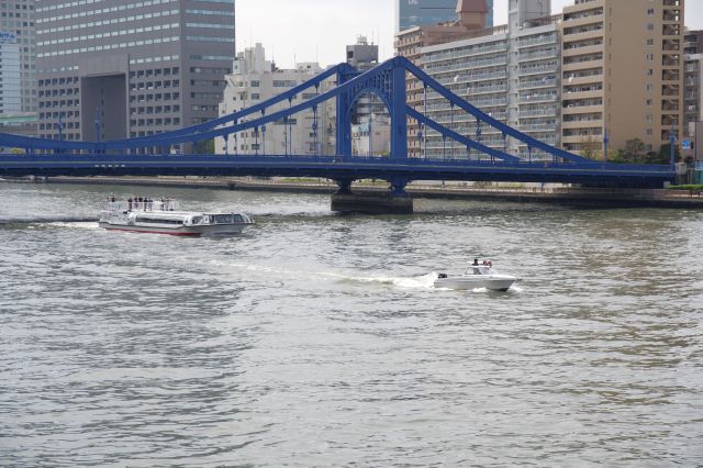 小さなボートや水上バスも行き交います。