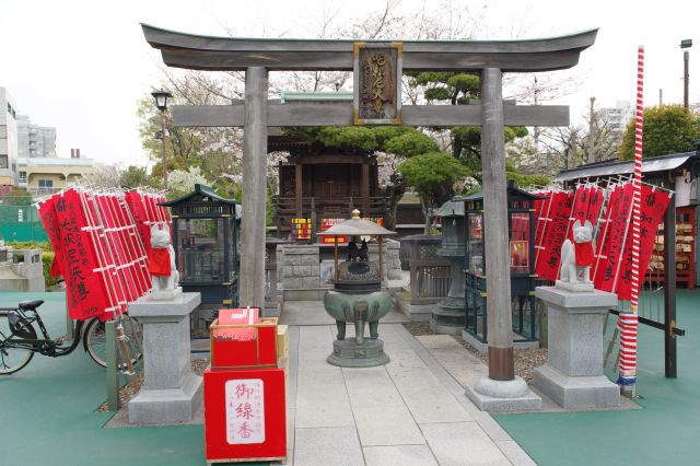 東側の奥に開運出世稲荷があります。