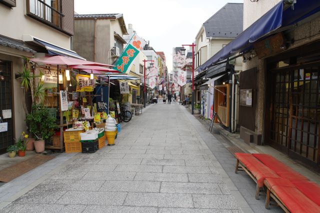 仲見世には和を感じさせる趣のあるお店が連なります。