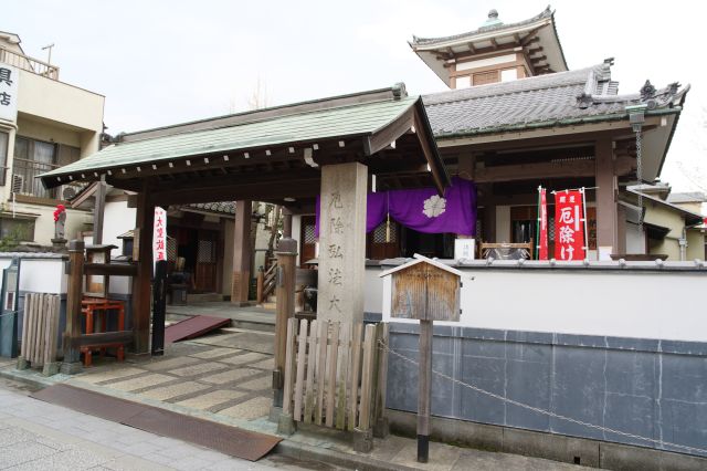 参道途中に現在の永代寺。塔頭の吉祥院がその名を引き継いでいる。