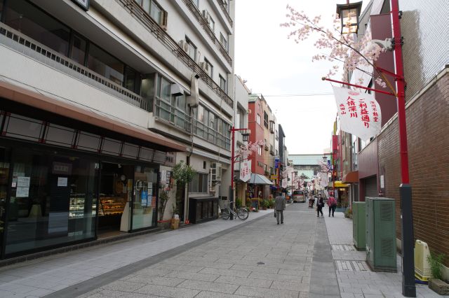 参道は永代通りまで続く。右は門前仲町駅の1番出口。