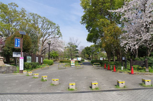 大通りに面した南西角の木場口から入ります。