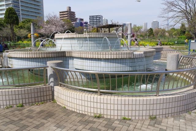 西側には都市緑化植物園。入口には噴水。