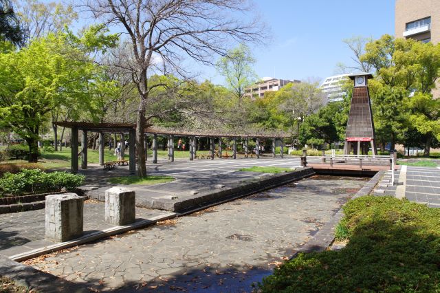 中央広場へ戻りました。美しい自然な樹木に囲まれた心地よい公園でした。