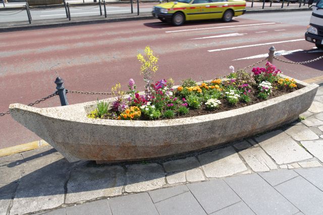 黒船橋へ。船の形の花壇が印象的。門前仲町駅に近く交通量が多く人も増えてきました。