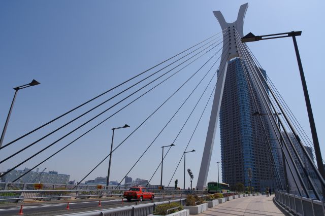 大きな吊橋の中央大橋。