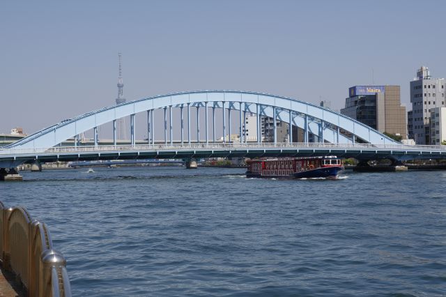 近づいてきた永代橋。船が通ります。