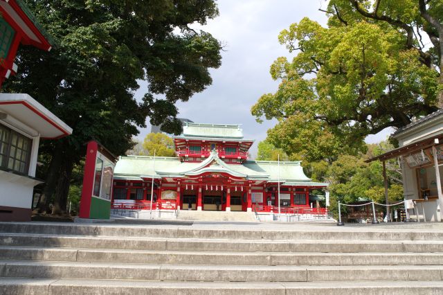 東西の参道と合流した先、一段上に御本殿があります。