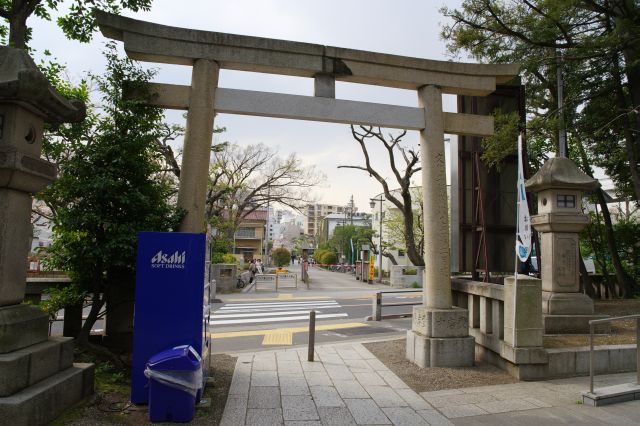 西側の鳥居から出ます。この先には深川不動堂があります。