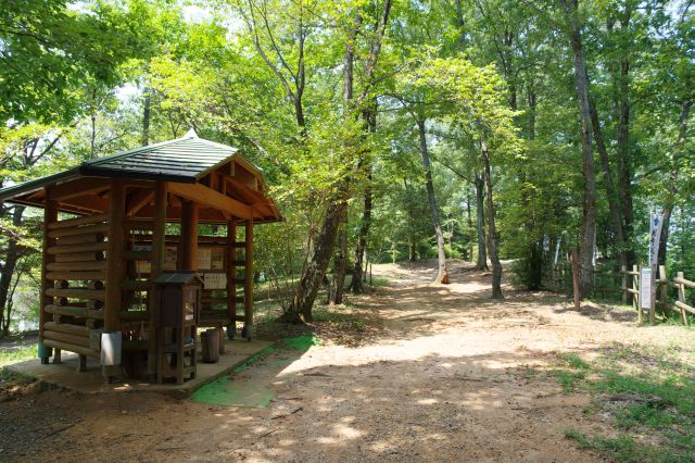 豊かな緑のアーチ、休憩小屋があります。