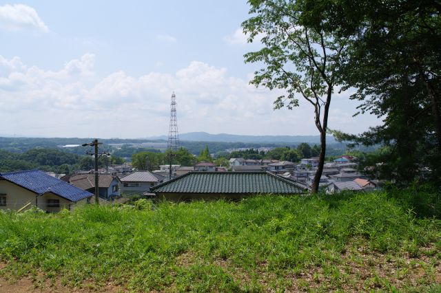 南側にはすぐ目前に住宅街が広がっています。