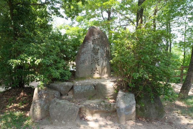 明智城址の石碑。