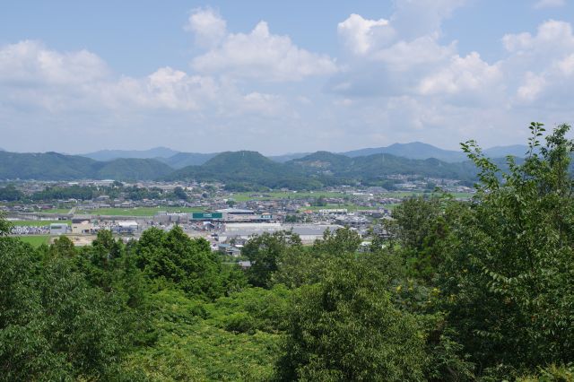 名鉄明智駅の方面。住宅と田園と山並みの風景。