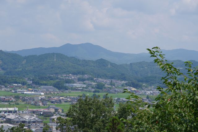 遠くに見える山並み。