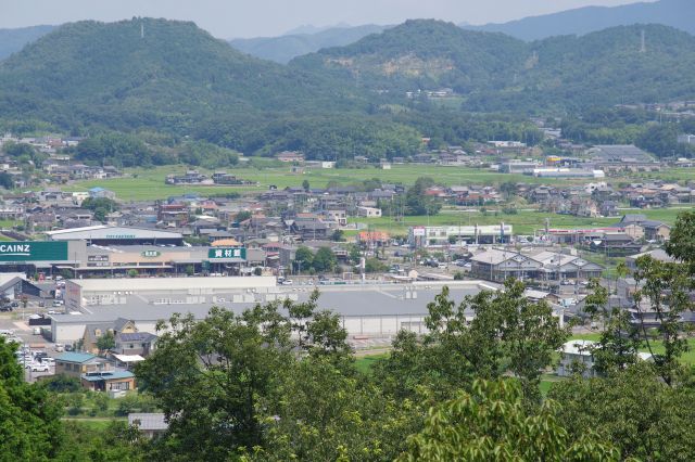 明智駅付近、大型店舗が集まります。