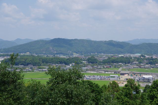 もう少し左側、道路が可児川を渡る辺りの風景。