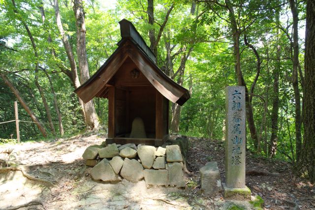 六親眷属幽魂塔（ろくしんけんぞくゆうこんとう）があります。