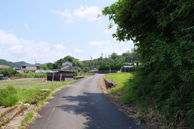 周辺はのどかな農村が広がります。右に進むと大手口に戻ります。