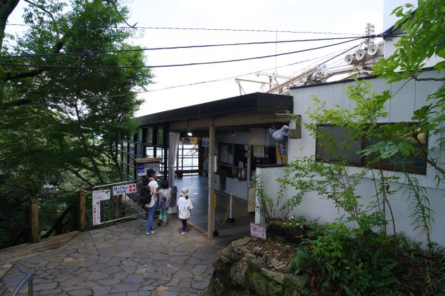 ロープウェイ山頂駅。ここからお城まで山道を歩きます。