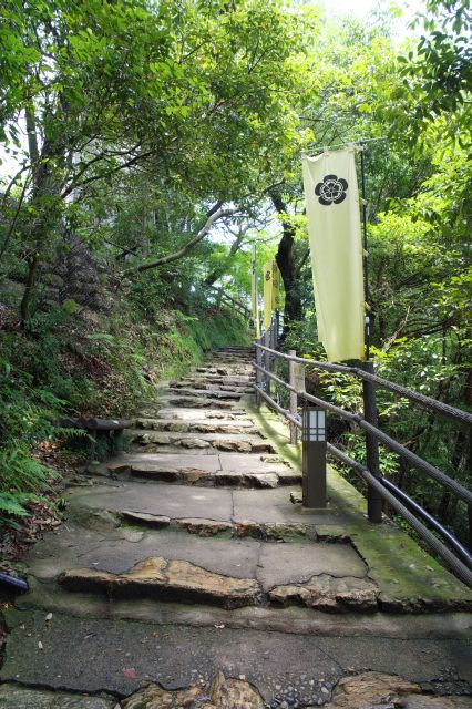 左側の階段を登っていきます。