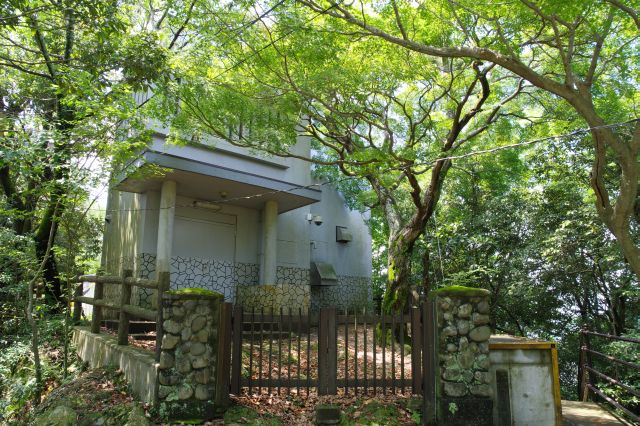 登りきると建物があります（調査中）。