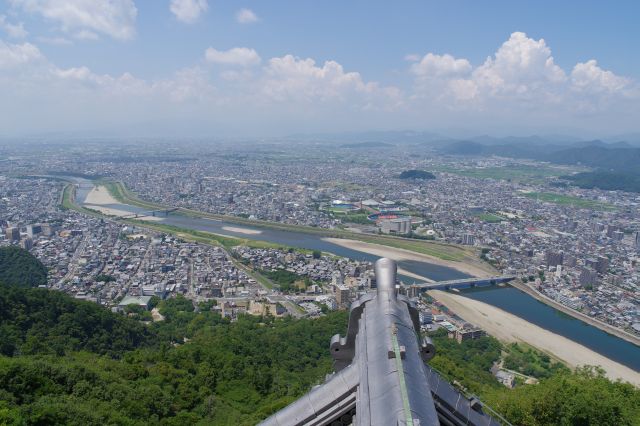 西側、関ヶ原、伊吹山方面。高さがあり長良川とその先に幅広い景色が広がります。