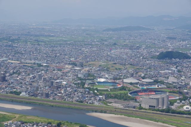 競技場群の先の町並みが続きます。