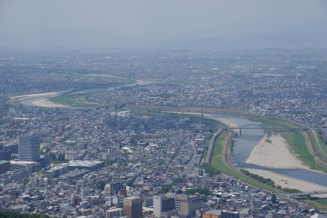 ダイナミックに蛇行する長良川。