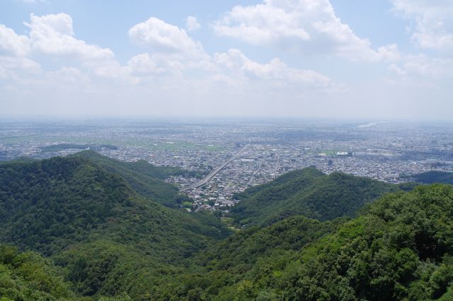 名古屋方面に広がる幅広い町並み。中央の道は岐阜東バイパス。