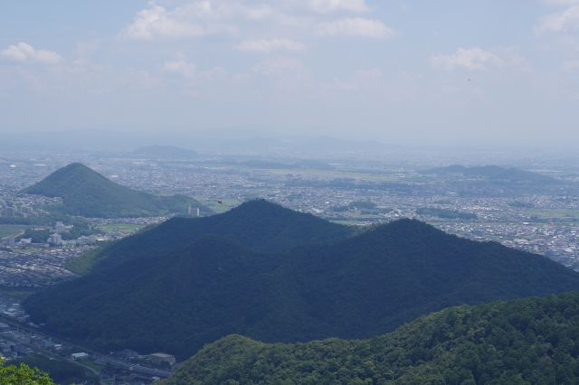 木曽川上流、犬山城方面。