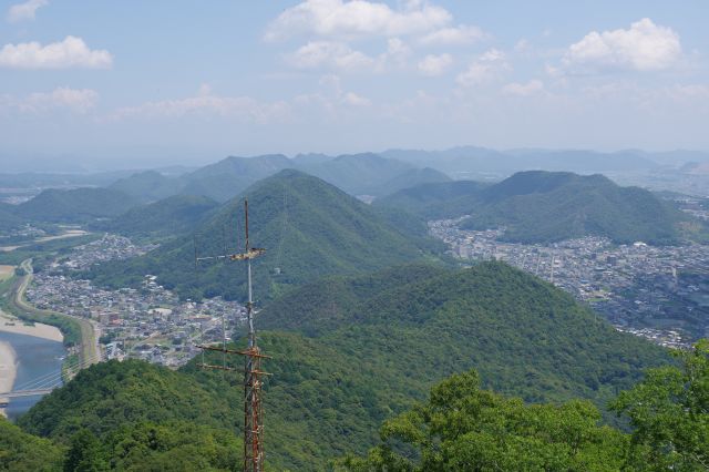 沢山の山が連なります。