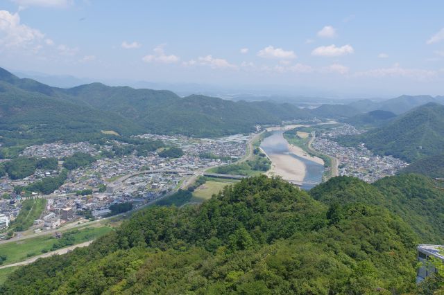 北側、東奥には北アルプスや御嶽山。