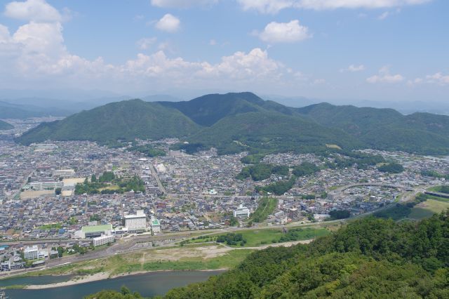 長良川対岸の街と山並み。