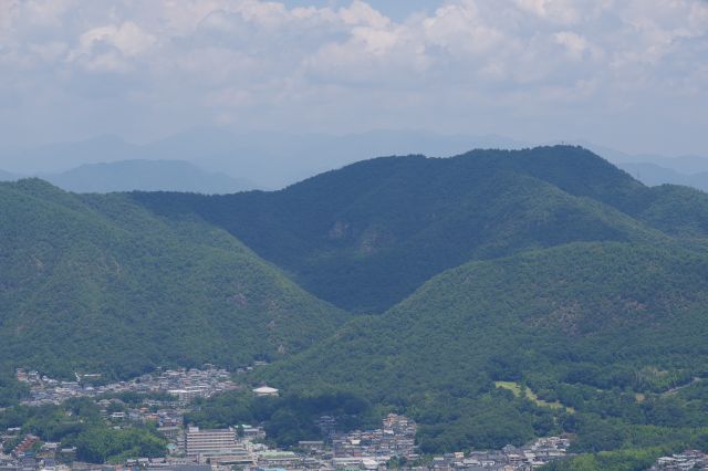 岐阜県北部へと続く山々。