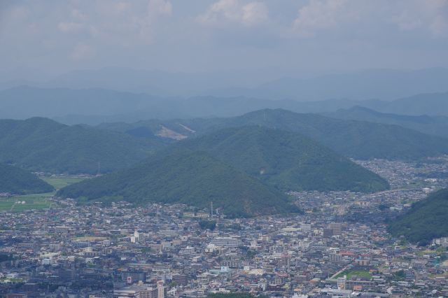 その先に連なる山々。