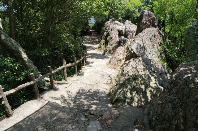 天守の眺望を堪能し下山します。天守周辺の岩々。